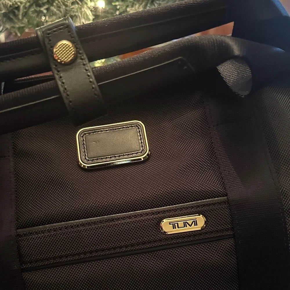 Tumi Gold and Black Duffel Bag New Without Tags great for summer travel 🧳 🏖️ ✈️
